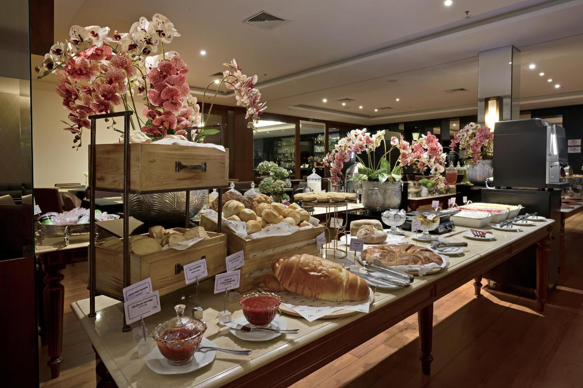 Hotel Mont Blanc Premium リベイラン・プレト エクステリア 写真 A buffet at a hotel