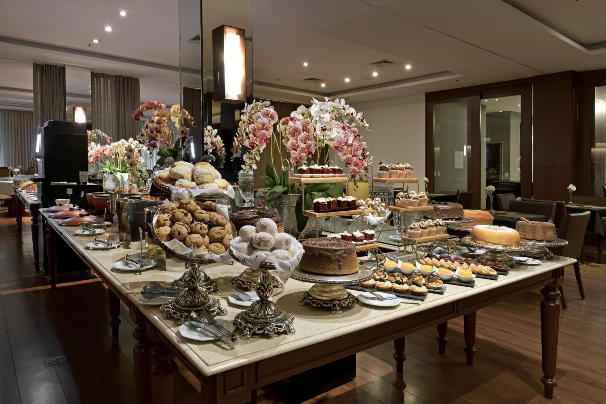 Hotel Mont Blanc Premium リベイラン・プレト エクステリア 写真 A dessert table at a wedding reception