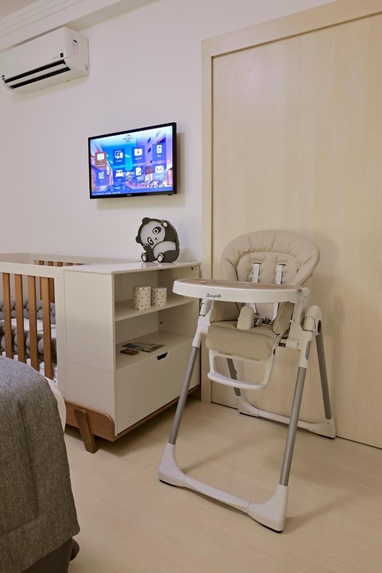 Hotel Mont Blanc Premium リベイラン・プレト 部屋 写真 A high chair