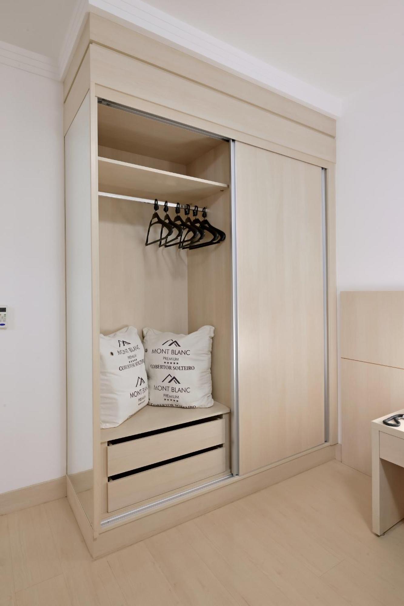Hotel Mont Blanc Premium リベイラン・プレト 部屋 写真 A sliding wardrobe