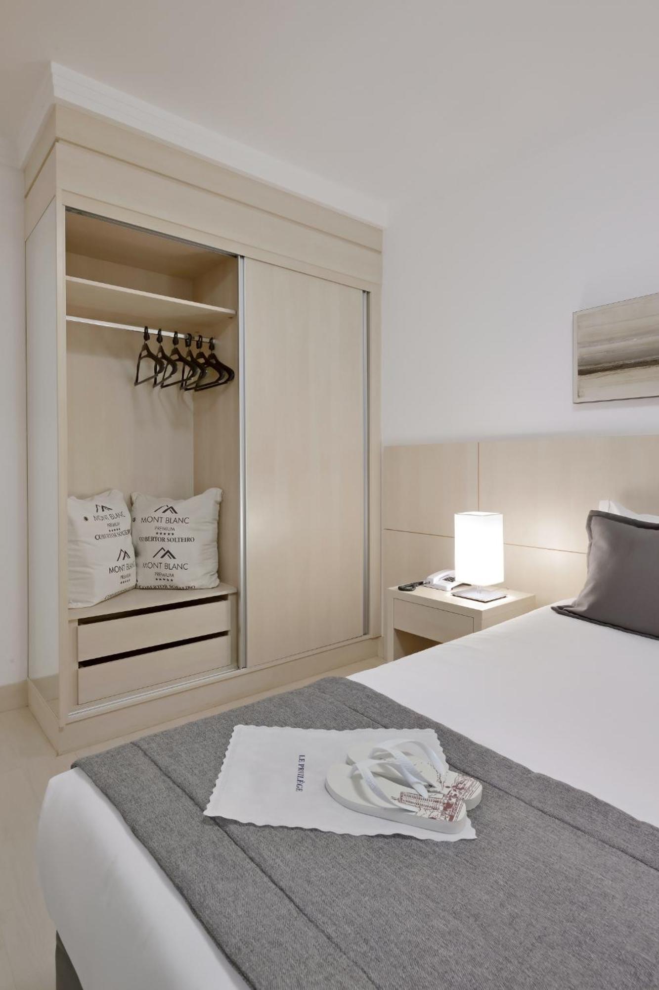 Hotel Mont Blanc Premium リベイラン・プレト 部屋 写真 Sliding wardrobe